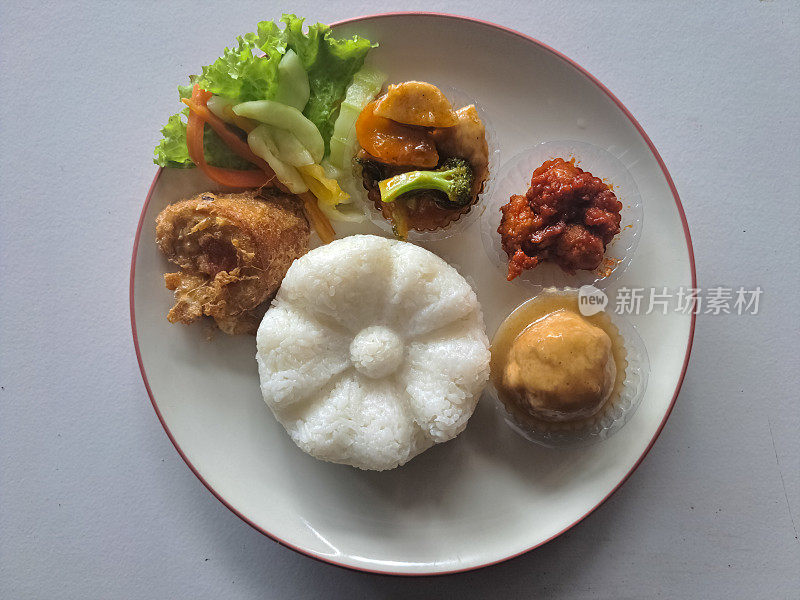 Sego Manten或Nasi Manten。配米饭、大蒜、腌菜、炒辣椒肉丸。Nasi Pupuk Mantenan印尼婚礼食品菜单。前视图。